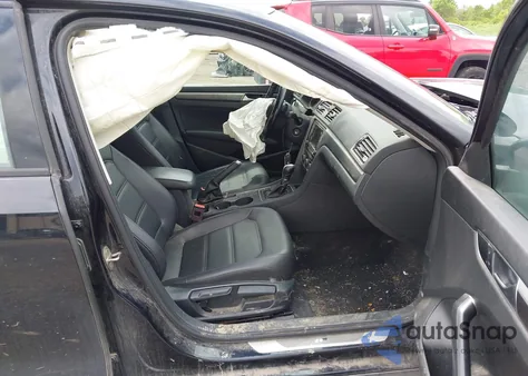 2018 Volkswagen Passat 2.0T R-Line/2.0T S z USA, uszkodzony, nr VIN 1VWAA7A34JC033891